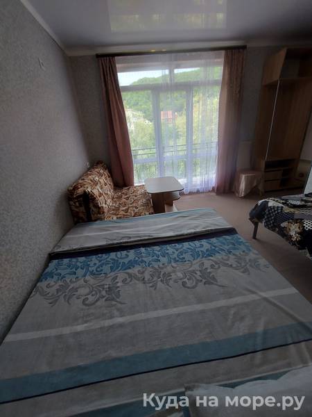 Трёхместный номер с балконом. Гостевой дом "Нур". Ольгинка Трёхместный номер с балконом. Гостевой дом "Нур". Ольгинка