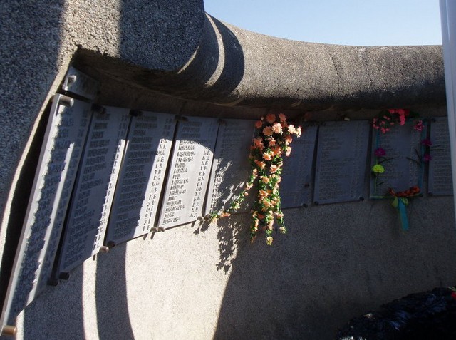Фото памятника погибшим на пароходе «Адмирал Нахимов» взято с сайта: http://yug-gelendzhik.ru/