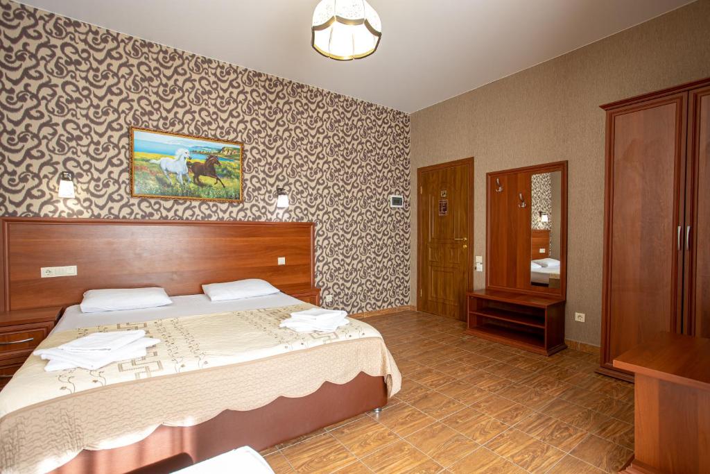 Трехместный номер с балконом. Отель Атмосфера. Кабардинка