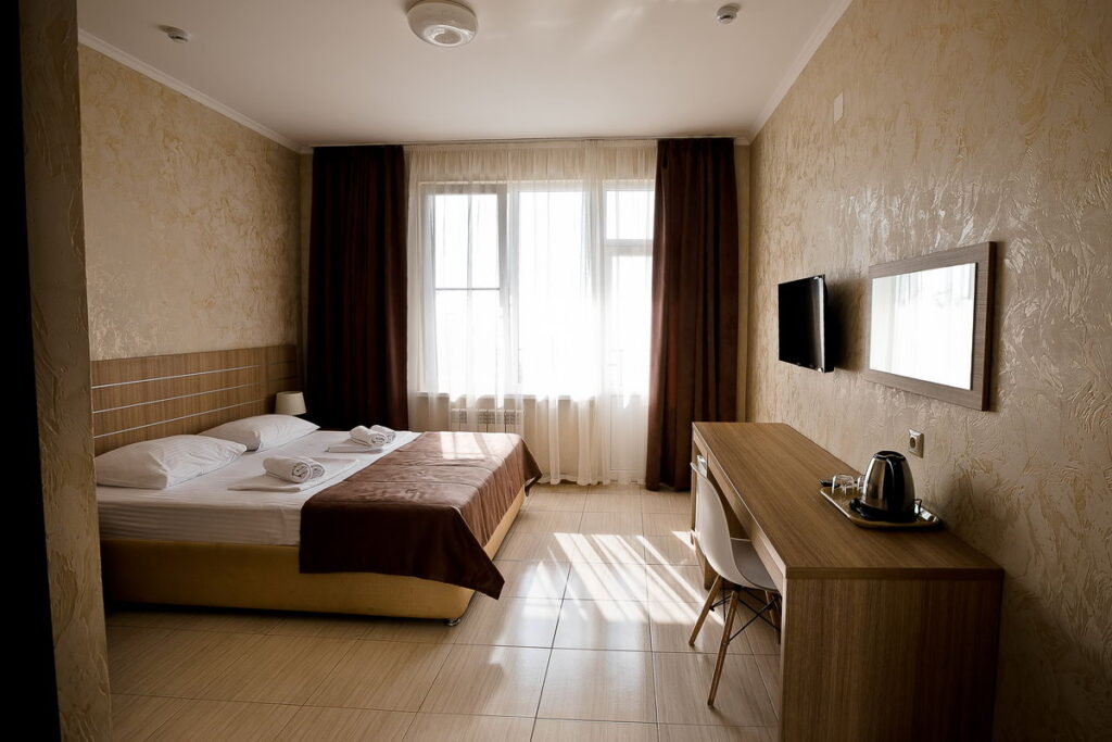 Двухместный номер с двуспальной кроватью и видом на море. Отель «NOY». Лоо