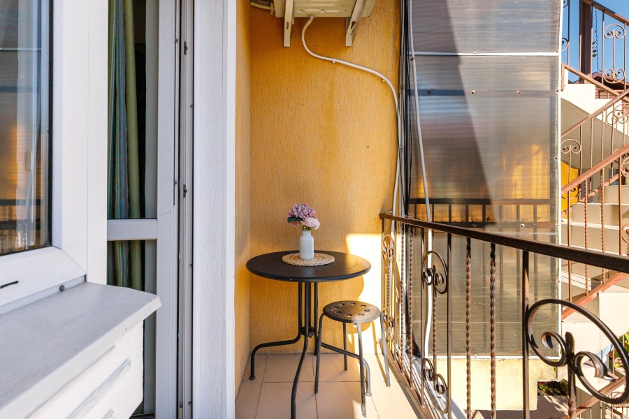 Номер стандарт с балконом с видом в сад для 3 гостей. Гостевой дом Ева. Адлер