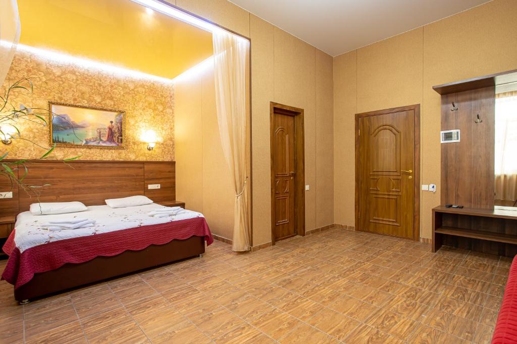 Четырехместный номер. Отель Атмосфера. Кабардинка