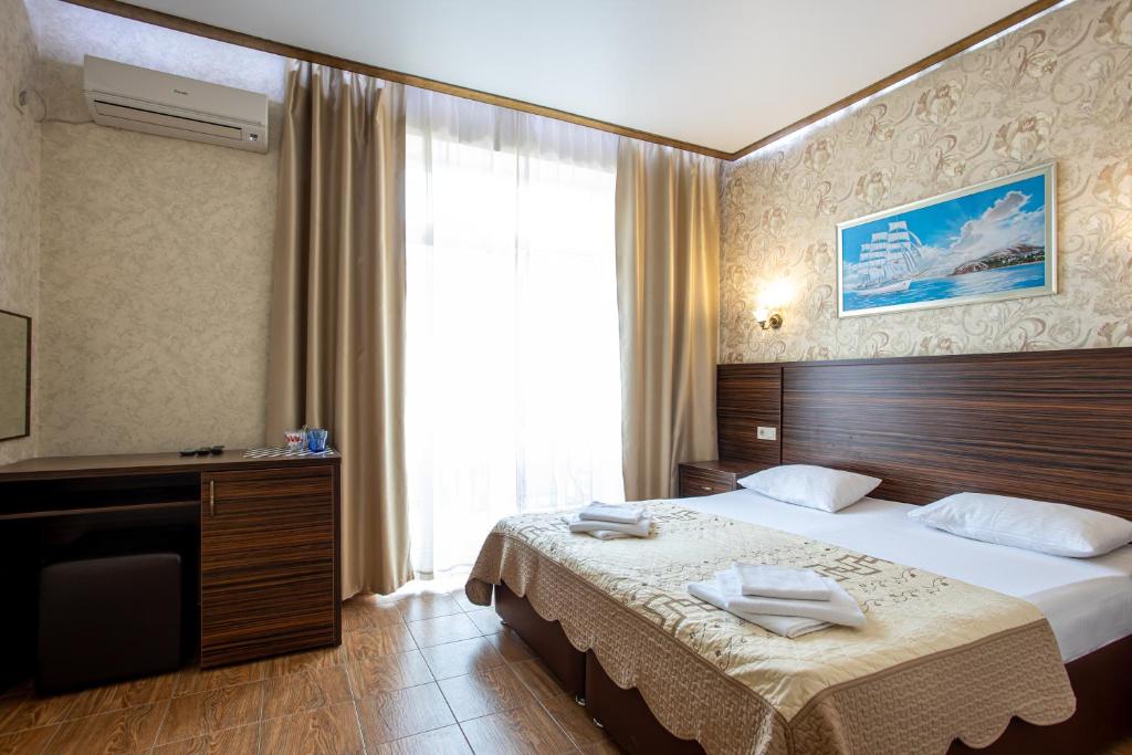 Трехместный номер с балконом. Отель Атмосфера. Кабардинка