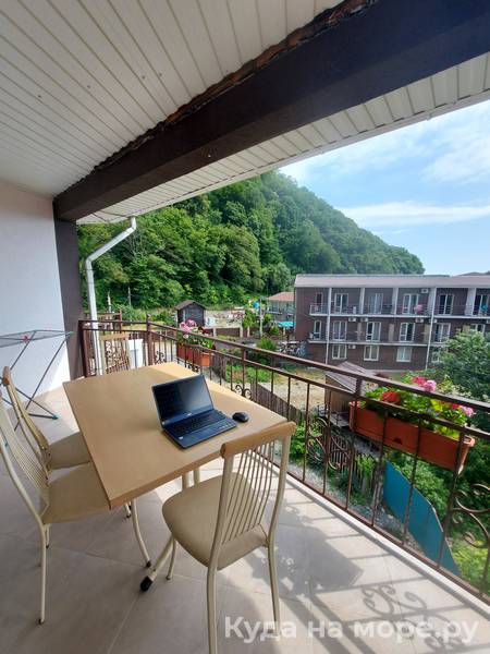 Трёхместный номер люкс с балконом. Гостевой дом "Нур". Ольгинка Трёхместный номер люкс с балконом. Гостевой дом "Нур". Ольгинка