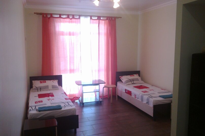 Двухкомнатный с балконом. Гостевой дом "Холидей". Кучугуры