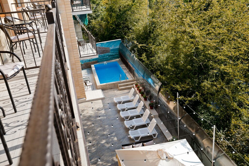 Двухместный номер с двуспальной кроватью и видом на море. Отель «NOY». Лоо