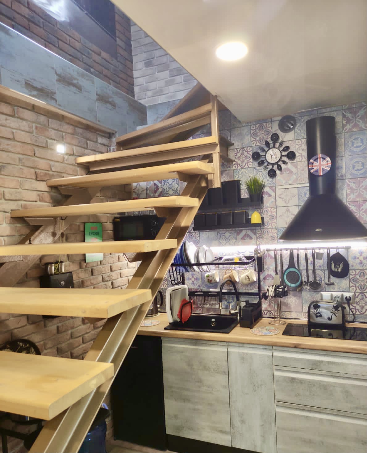 . Квартира в многоквартирном доме на земле в пгт Коктебеле недалеко от моря (700 м), с кондиционером. Коктебель