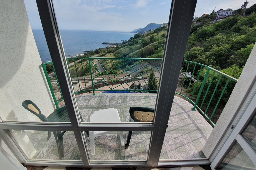 2-местный номер с балконом и видом на море,горы, бассейн и Алушту. Гостевой дом «Камилла Sunrise». Алушта