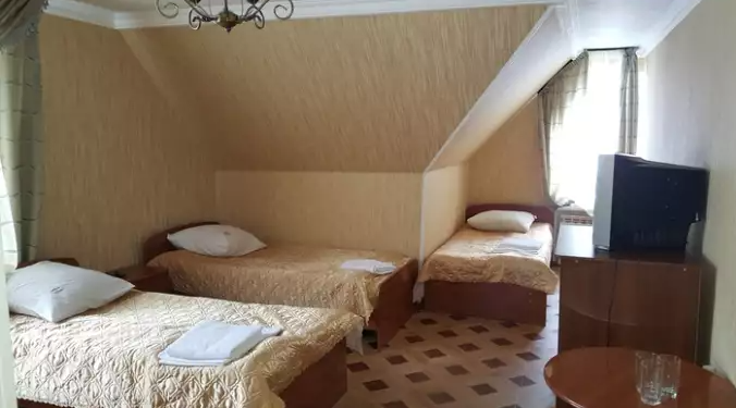 Стандартный (TWIN), однокомнатный, 3 кровати. Гостиница «Снежная королева» Белый Корпус. Домбай-гостиницы