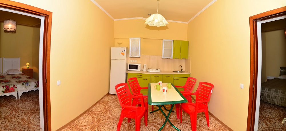 Домик 3 с кухней. Частная усадьба "Дом Роз". Заозерное Домик 3 с кухней. Частная усадьба "Дом Роз". Заозерное