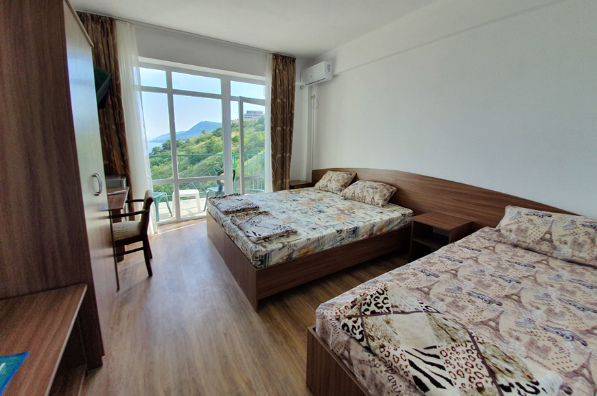 3-местный номер с балконом и видом на море, горы, бассейн и Алушту. Гостевой дом «Камилла Sunrise». Алушта