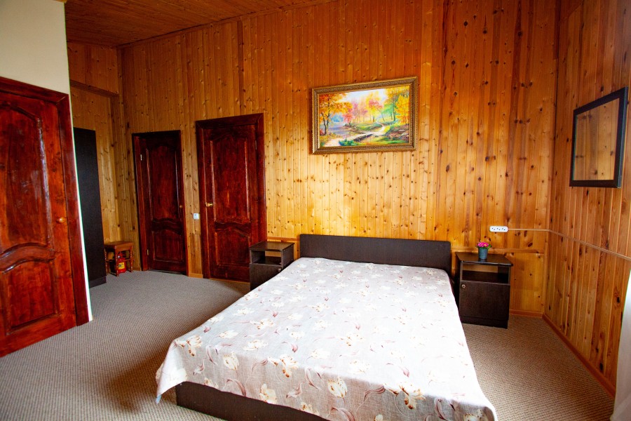 Люкс с балконом и кроватью размера «king-size». Гостевой дом ШарЛООтка. Лоо