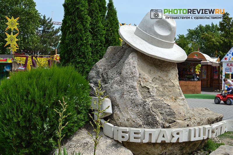 Фото памятника "Белая шляпа" взято с сайта: https://photo-review.ru/