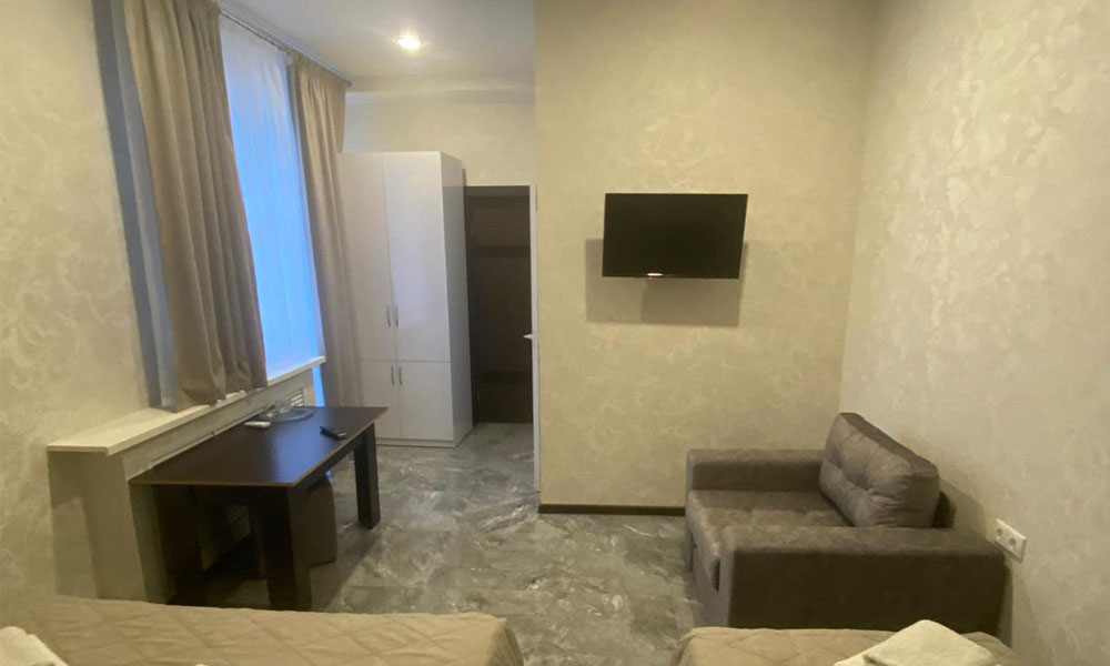 4-х местный номер «Улучшеный» с двуспальной, односпальной кроватями, креслом-кроватью. Отель «Эра». Анапа