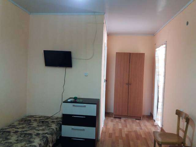 Четырехместный стандарт номер с кухней-столовой комната (18 м2 кухня 12 м2). Гостевой дом «Высотной 13». Голубицкая