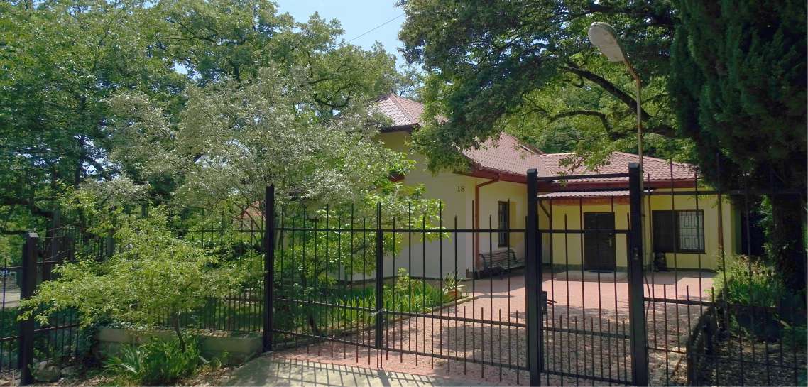 Шестиместный Коттедж. Санаторий ГБУЗ РК "АНИИ ФИЗИЧЕСКИХ МЕТОДОВ ЛЕЧЕНИЯ, МЕДИЦИНСКОЙ КЛИМАТОЛОГИИ И РЕАБИЛИТАЦИИ ИМЕНИ И.М.СЕЧЕНОВА". Ялта