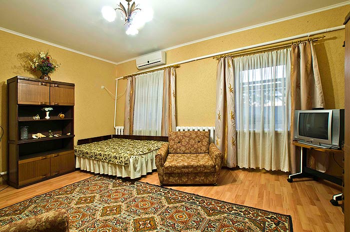 Номер с отдельным входом и своим двориком (5 чел.). Гостевой дом «Жасмин – люкс». Севастополь