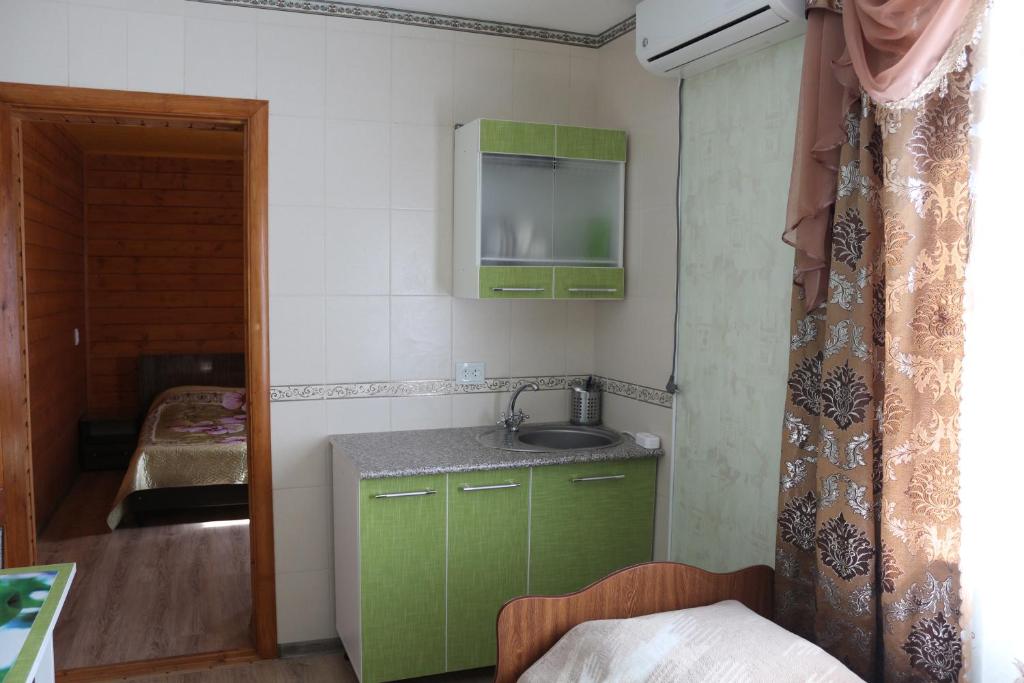 ЧЕТЫРЕХМЕСТНЫЙ В ДЕРЕВЯННОМ СТИЛЕ. Гостевой дом "Сибирячка". Ольгинка