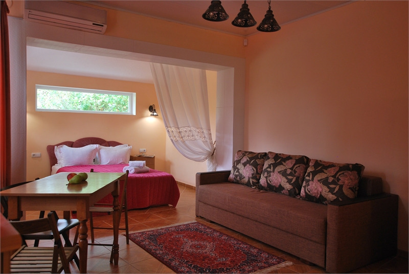 Домик 2 с кухней. Частная усадьба "Дом Роз". Заозерное Домик 2 с кухней. Частная усадьба "Дом Роз". Заозерное