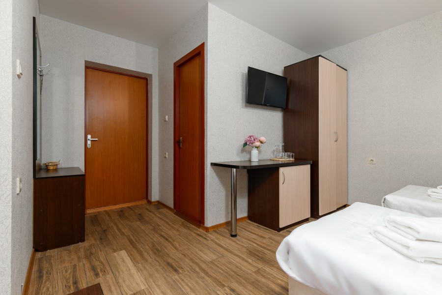 Номер стандарт трёхместный с двумя раздельными кроватями и балконом. Гостевой дом Ева. Адлер