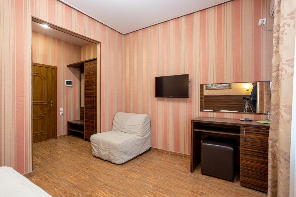 Трехместный номер с балконом. Отель Атмосфера. Кабардинка