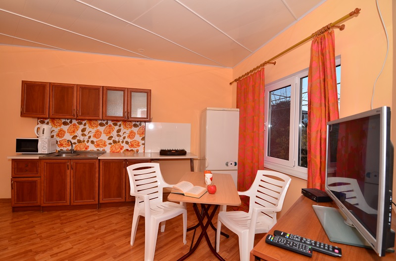 Домик 2 с кухней. Частная усадьба "Дом Роз". Заозерное Домик 2 с кухней. Частная усадьба "Дом Роз". Заозерное