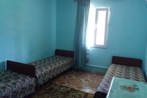 Двухкомнатный 3х местный стандарт с кухней - столовой (комната 18 м2 кухня 12 м2). Гостевой дом «Высотной 13». Голубицкая