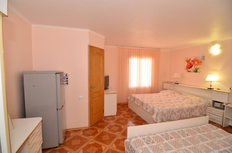 4-МЕСТНЫЙ НОМЕР С КОНДИЦИОНЕРОМ. Мини-гостиница "Анастасия". Саки