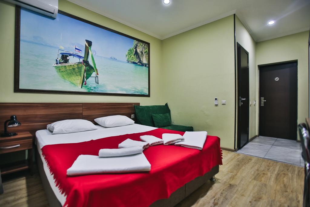 стандартный 3 местный номер . Гостиница Hotel RUS. Адлер