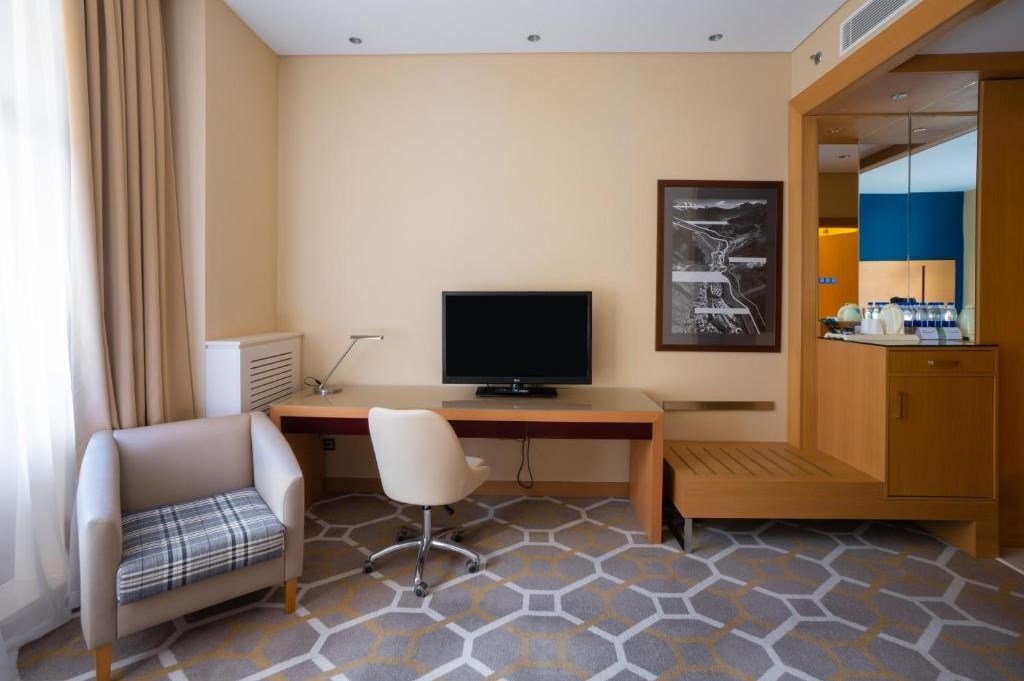 Улучшенный двухместный номер с 1 кроватью. Курортный отель Novotel Resort Krasnaya Polyana Sochi. Красная Поляна