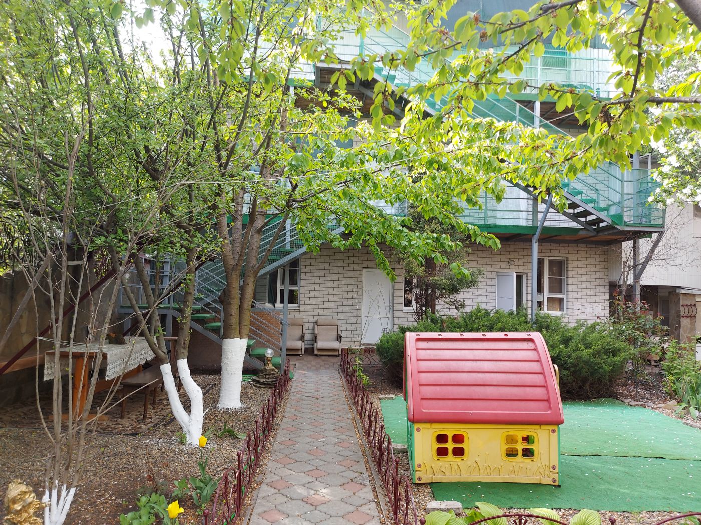 . Гостиница Александровский сад у моря . Ейск