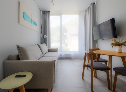 Апартамент с отдельной спальней. Апарт-отель Куб Green. Красная Поляна