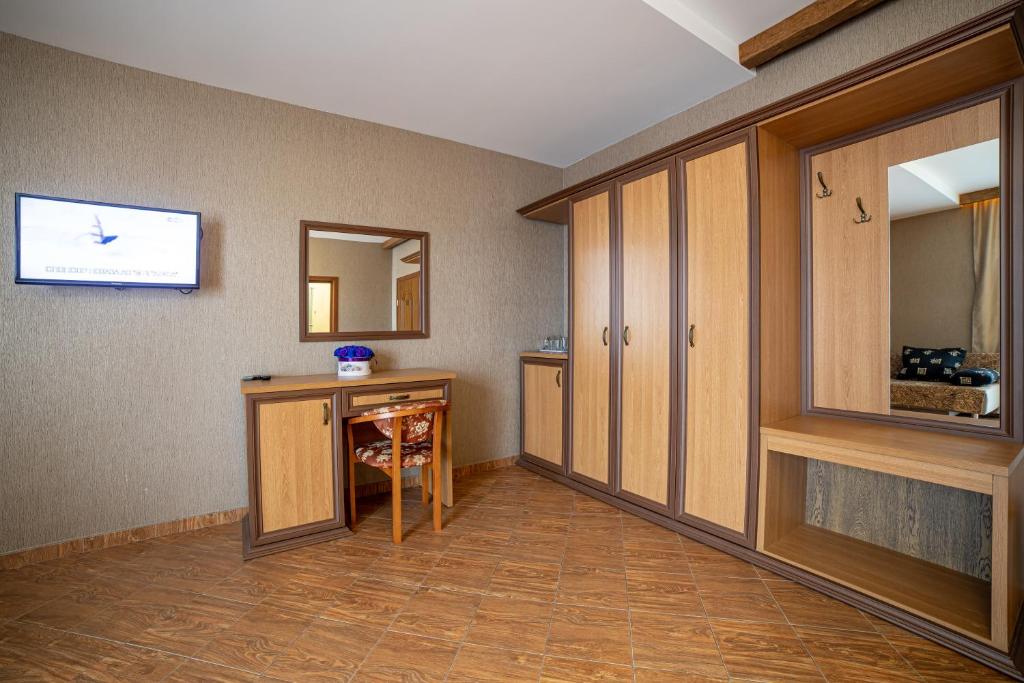 Четырехместный номер с балконом. Отель Атмосфера. Кабардинка