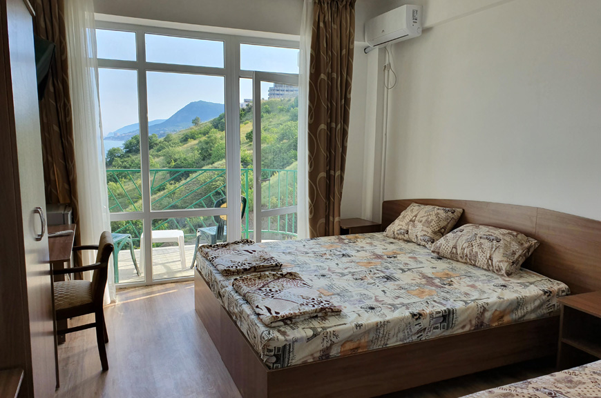 3-местный номер с балконом и видом на море, горы, бассейн и Алушту. Гостевой дом «Камилла Sunrise». Алушта