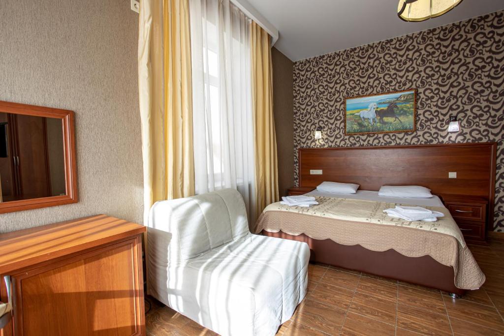 Стандартный трехместный номер. Отель Атмосфера. Кабардинка