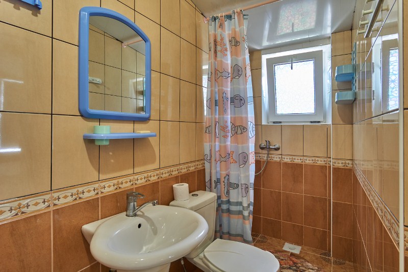 3-х местный номер (2 этаж). Гостевой дом "Малиновая 10". Севастополь