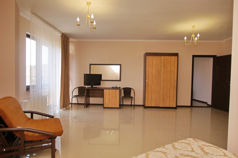 Люкс двухкомнатный. Гостевой дом "Адмирал". Ольгинка