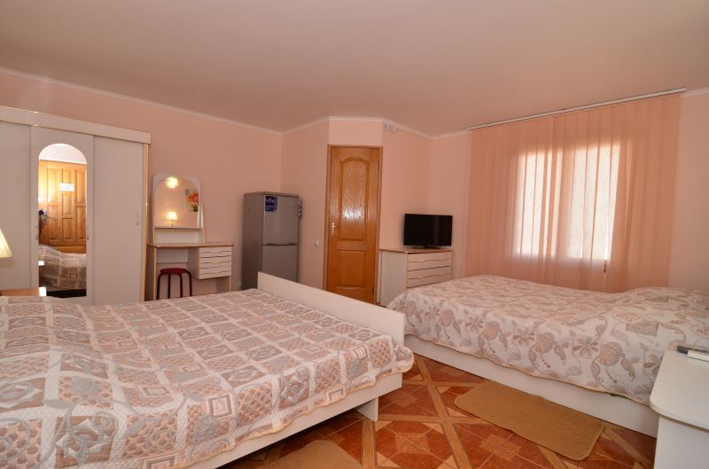 4-МЕСТНЫЙ НОМЕР С КОНДИЦИОНЕРОМ. Мини-гостиница "Анастасия". Саки