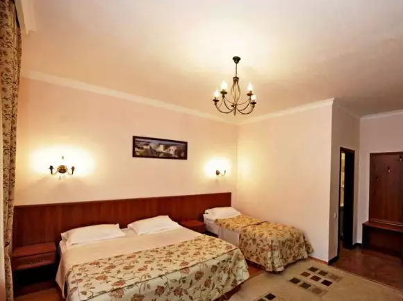 3-х местный «Семейный». Отель «Каприз». Домбай-гостиницы