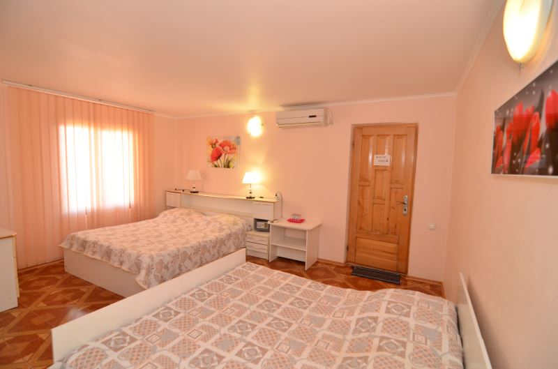 4-МЕСТНЫЙ НОМЕР С КОНДИЦИОНЕРОМ. Мини-гостиница "Анастасия". Саки