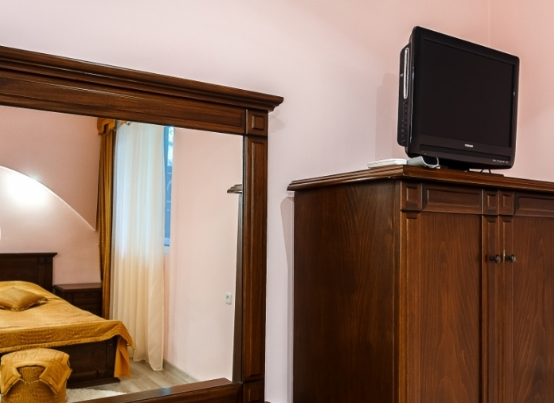 Люкс № 5 2-х комнатный с двориком. Гостиница «Аллигатор». Кореиз