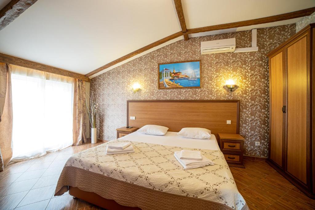 Люкс с 3 спальнями. Отель Атмосфера. Кабардинка