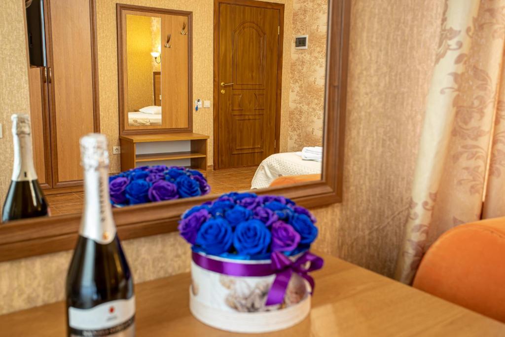 Трехместный номер с балконом. Отель Атмосфера. Кабардинка