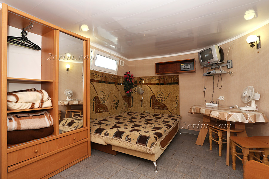 Трехместный номер в коттедже Уютный дворик. Гостевой дом "Крымский кораблик". Орджоникидзе