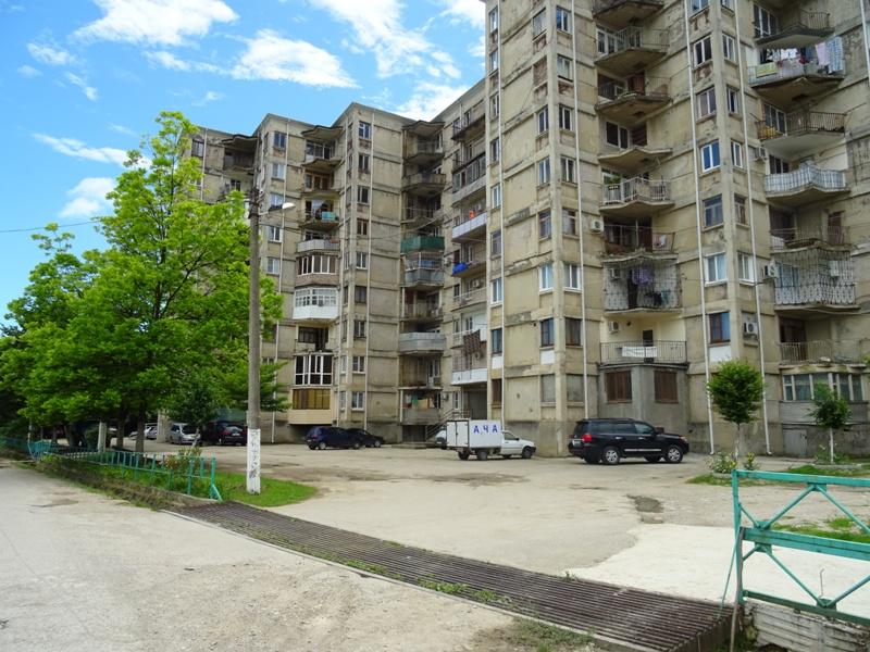 . Квартира в многоквартирном доме Двухкомнатная квартира в Гудауте. Гудаута