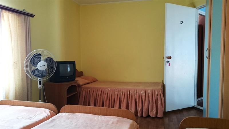 3-х местный номер эконом с общим душем и туалетом . Отель "Априори". Витязево