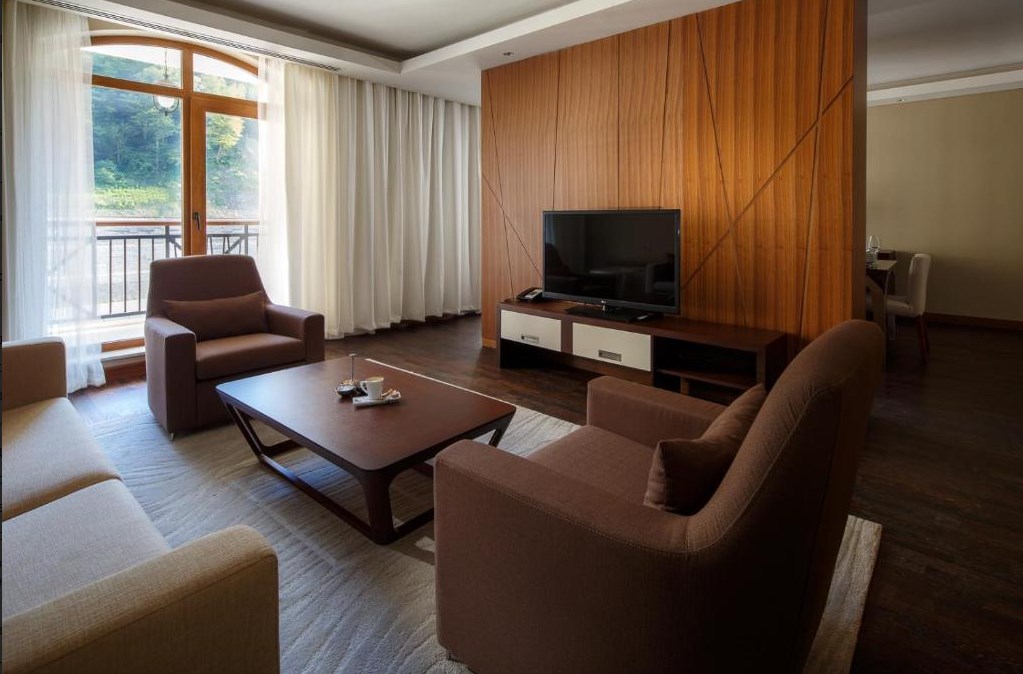 Семейный люкс с 2 спальнями. Курортный отель Sochi Marriott Krasnaya Polyana . Красная Поляна