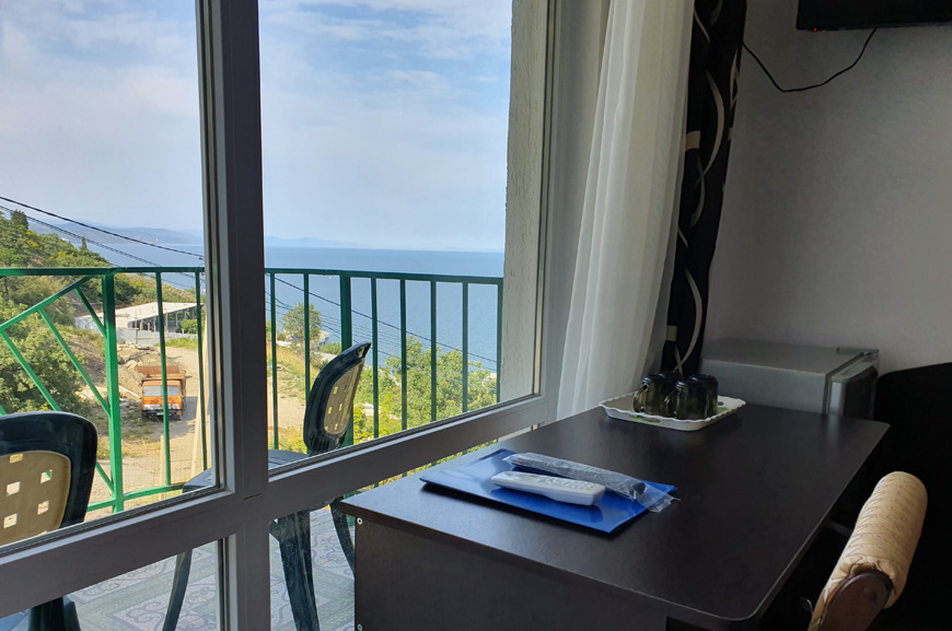 3-местный номер с балконом и видом на море и горы. Гостевой дом «Камилла Sunrise». Алушта