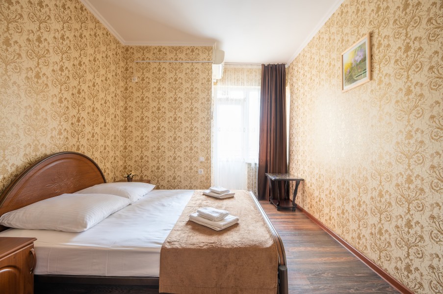 Двухместный стандарт с балконом. Мини отель «Эдельвейс». Адлер