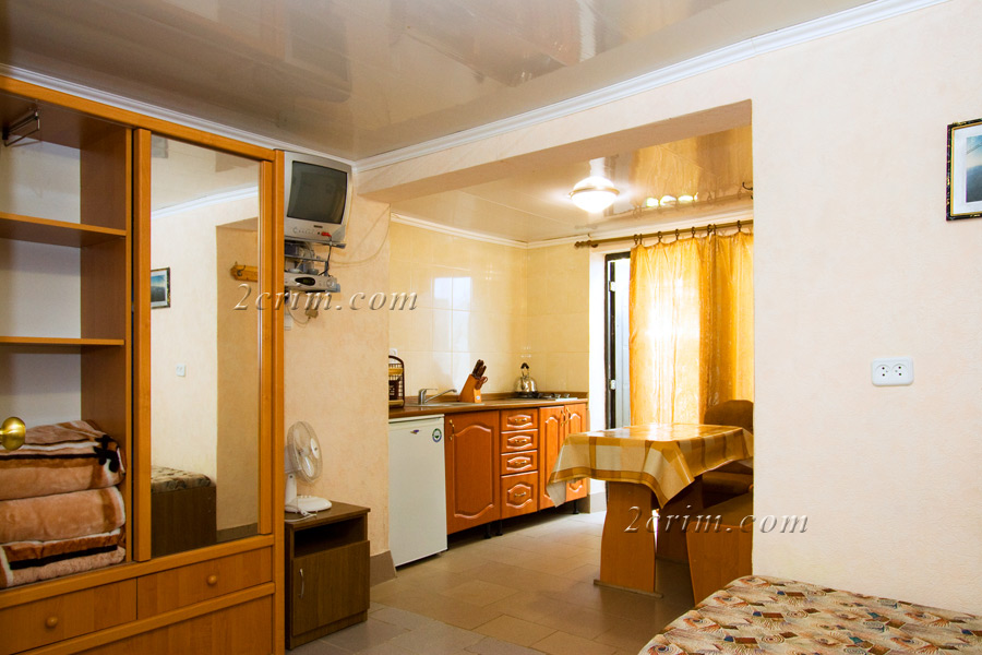 Трехместный номер в коттедже Уютный дворик. Гостевой дом "Крымский кораблик". Орджоникидзе